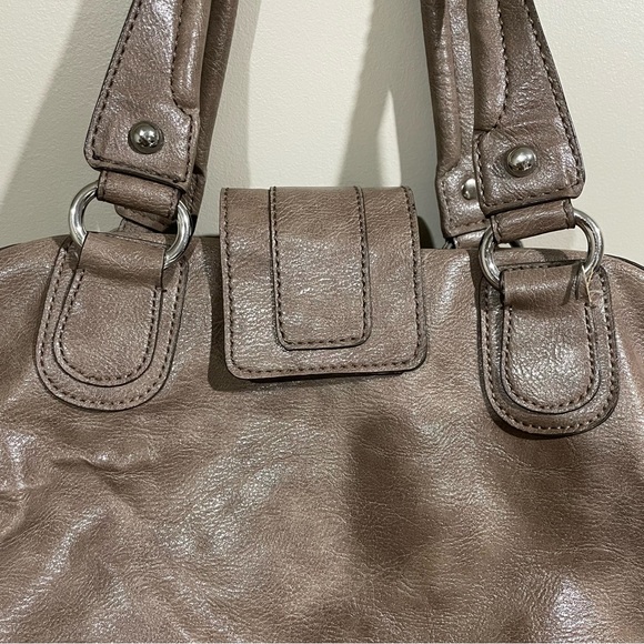 GUESS Hand Bag Purse in Grayish Brown Faux Leather - Picture 9 of 13